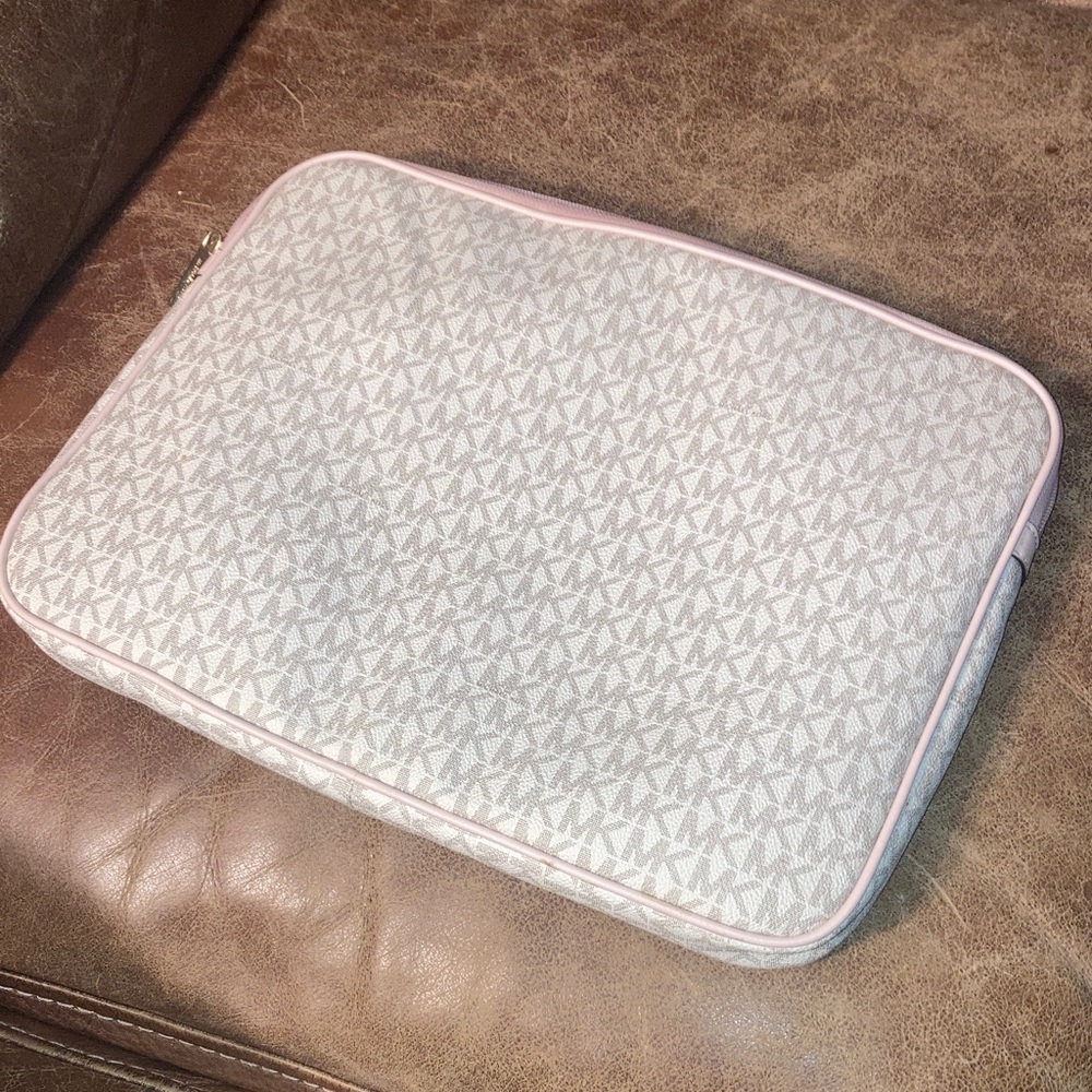 Michael Kors Blush and Cream Laptop Case - Picture 6 of 9